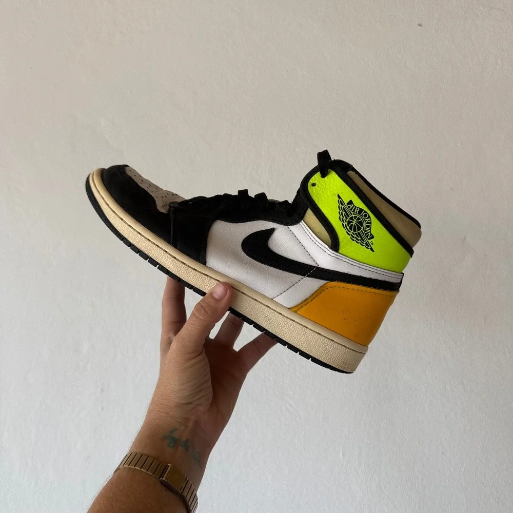 Nike Air Jordan 1 Mens Size 8 Retro High OG Volt Gold Black White 555088-118
